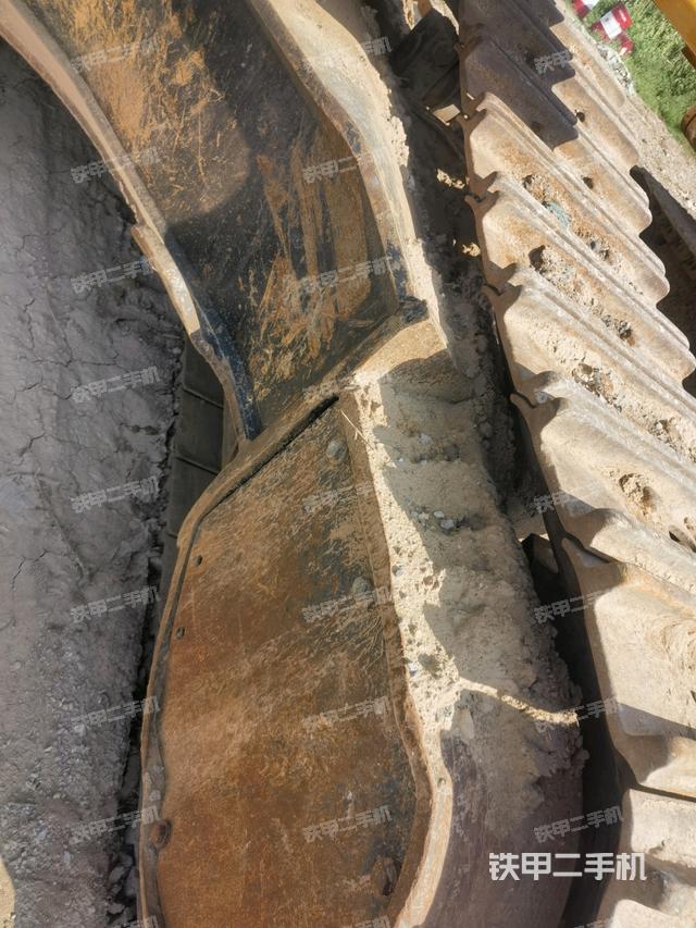 单侧履带整体(整机外观) 单侧履带整体(整机外观)