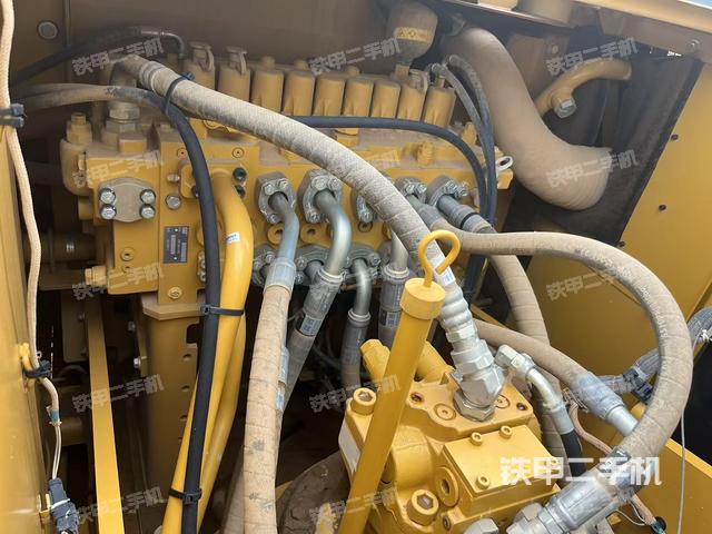 回轉(zhuǎn)馬達(dá)和主控閥（整機(jī)外觀）