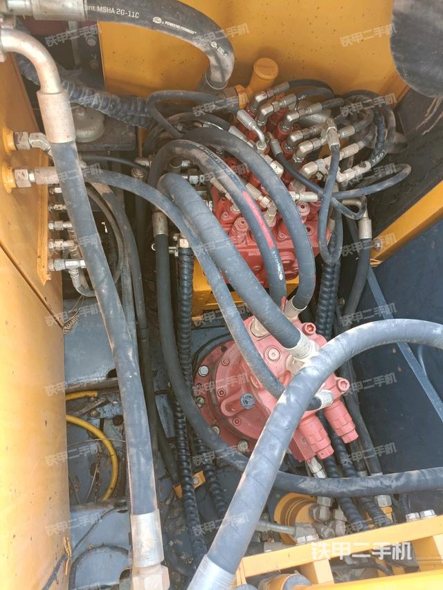 回转马达和主控阀（整机外观）