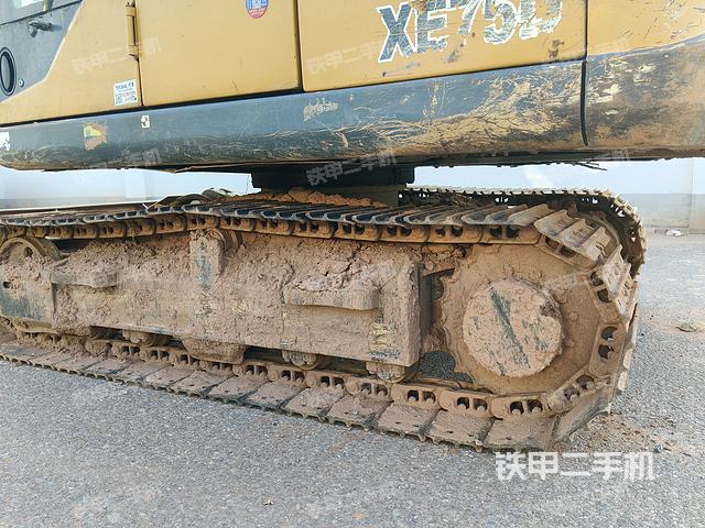 單側(cè)履帶整體(整機(jī)外觀) 單側(cè)履帶整體(整機(jī)外觀)