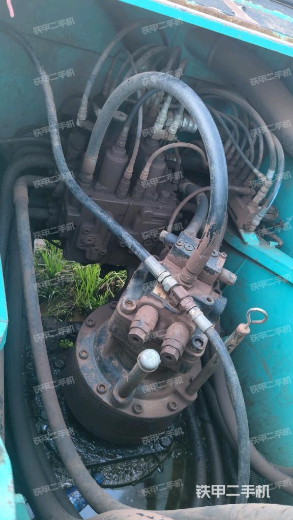 回转马达和主控阀（整机外观）