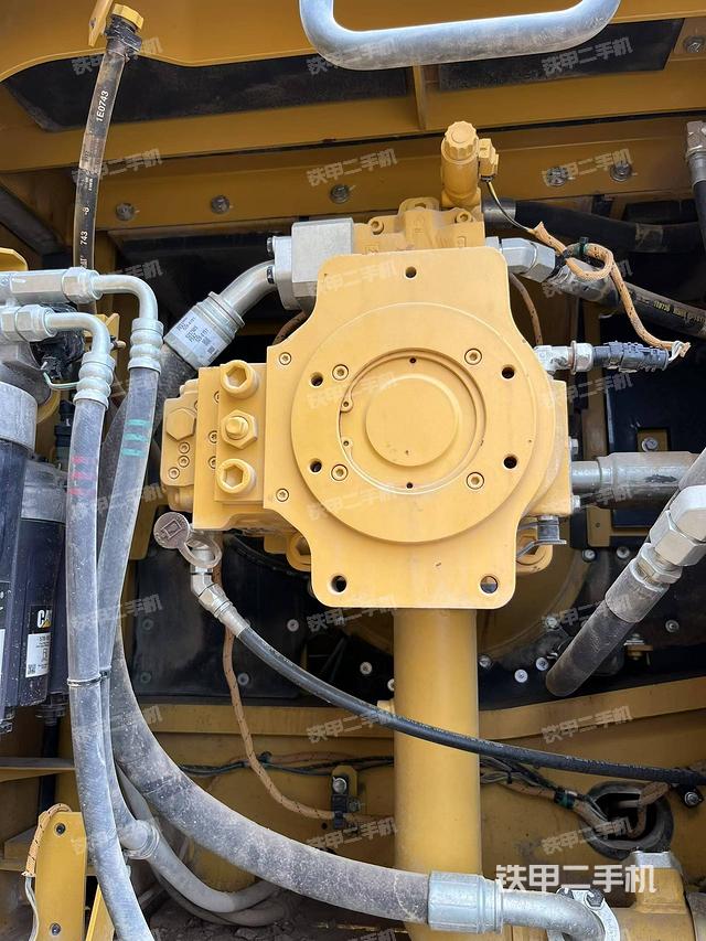 液压泵舱室正面整体(整机外观) 液压泵舱室正面整体(整机外观)