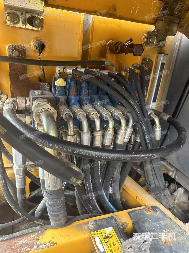 回转马达和主控阀（整机外观）