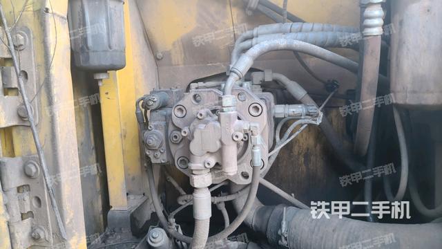 液壓泵艙室正面整體(整機外觀) 液壓泵艙室正面整體(整機外觀)