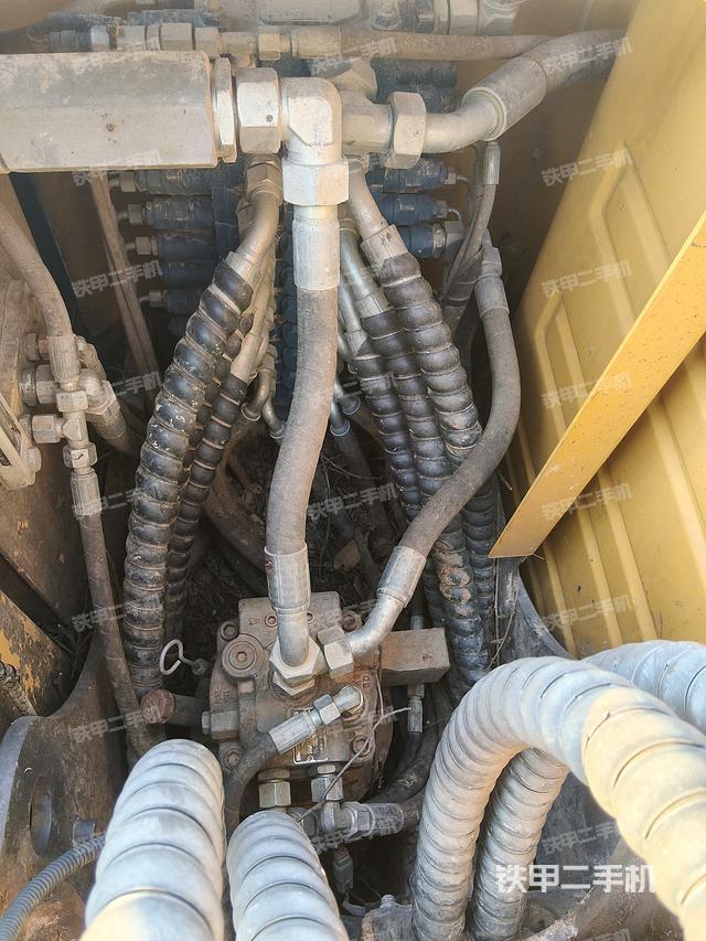 回轉(zhuǎn)馬達(dá)和主控閥(整機(jī)外觀) 回轉(zhuǎn)馬達(dá)和主控閥(整機(jī)外觀)