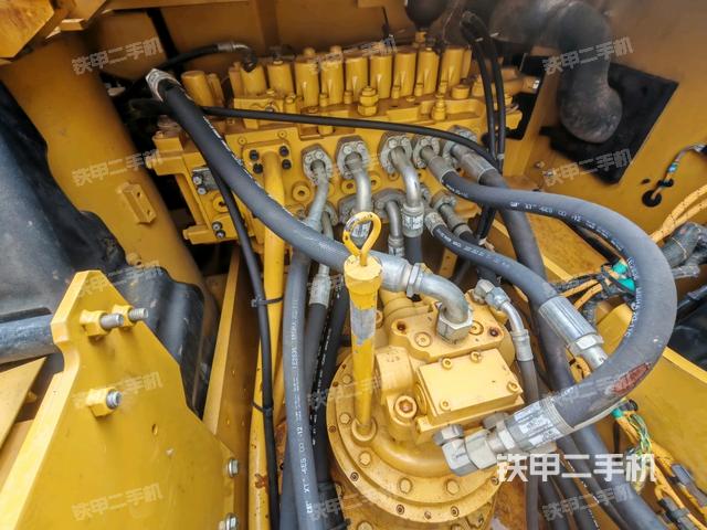 回转马达和主控阀（整机外观）