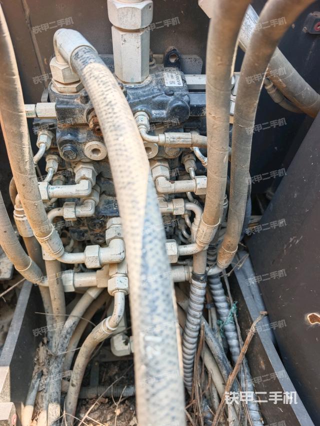 回转马达和主控阀（整机外观）