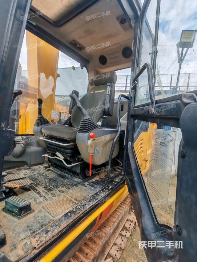 駕駛室整體（整機外觀）