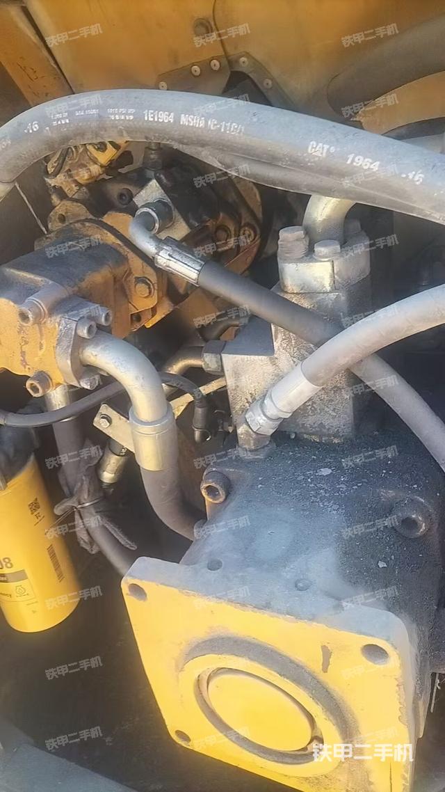 液压泵舱室正面整体（整机外观）