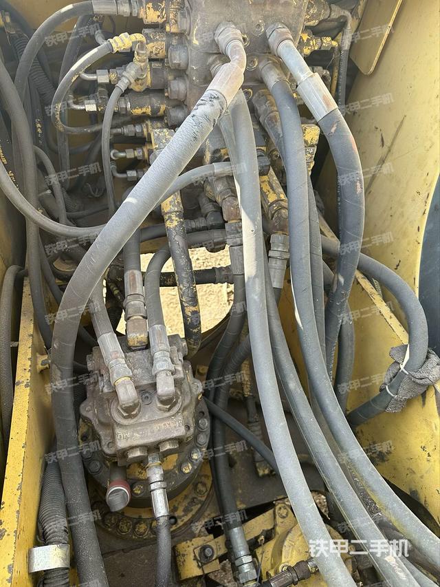 回转马达和主控阀（整机外观）