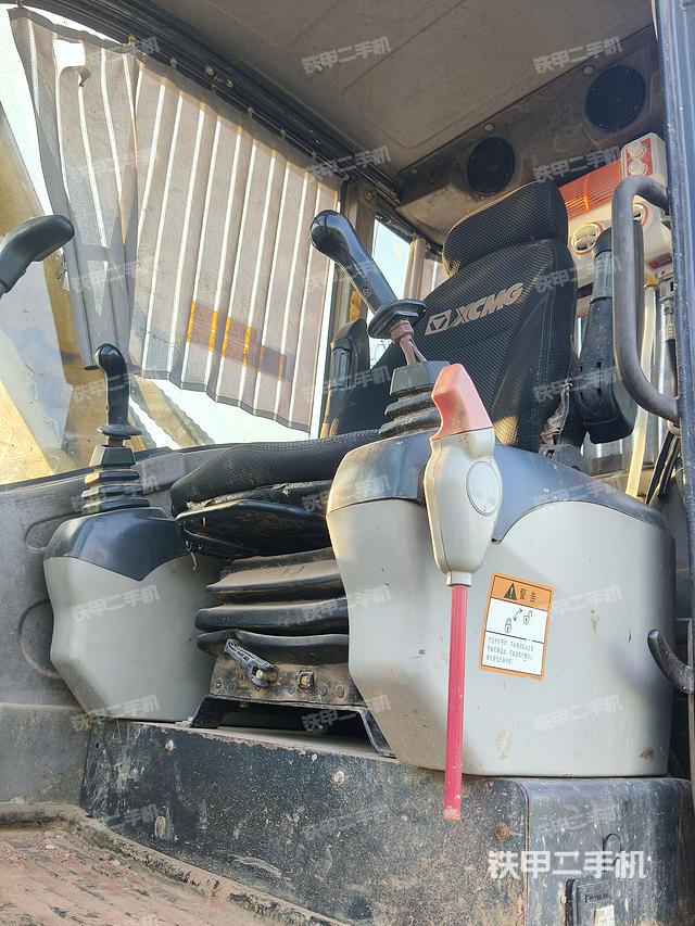 駕駛室整體(整機(jī)外觀) 駕駛室整體(整機(jī)外觀)