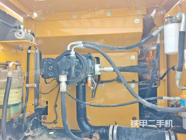 液压泵舱室正面整体(整机外观) 液压泵舱室正面整体(整机外观)