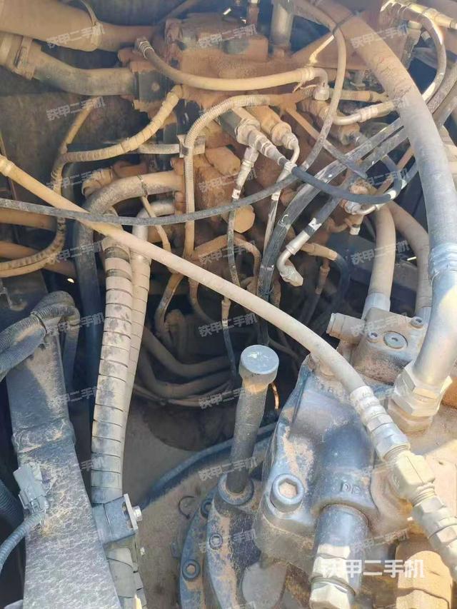 回轉(zhuǎn)馬達和主控閥(整機外觀) 回轉(zhuǎn)馬達和主控閥(整機外觀)