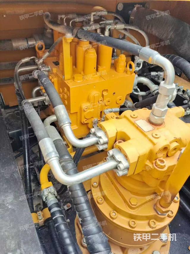 回转马达和主控阀(整机外观) 回转马达和主控阀(整机外观)