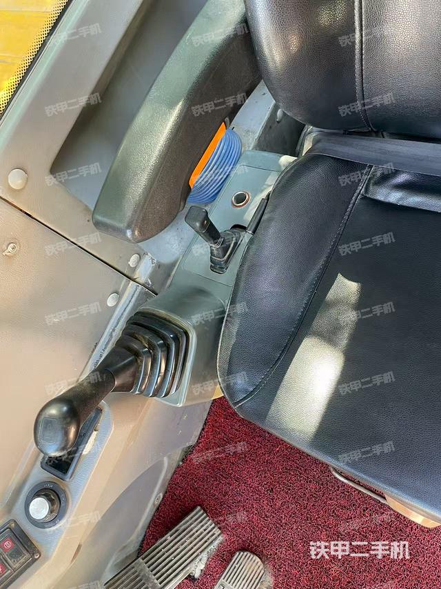 座椅右侧控制台/钥匙门/油门/含右手柄（驾驶室部分）