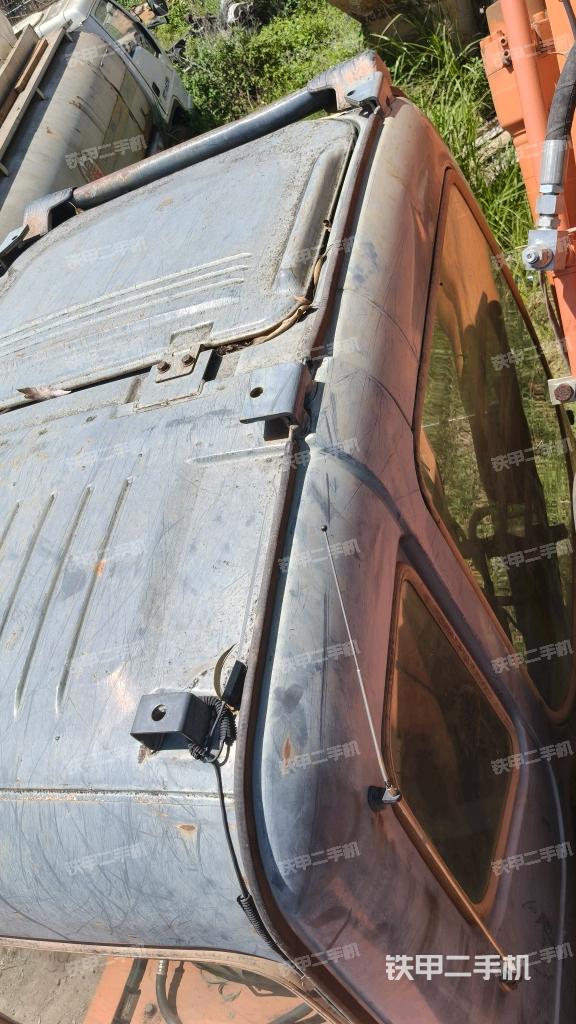 駕駛室頂部（整機外觀）