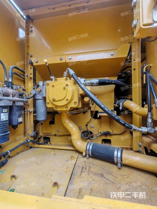 液压泵舱室正面整体（整机外观）