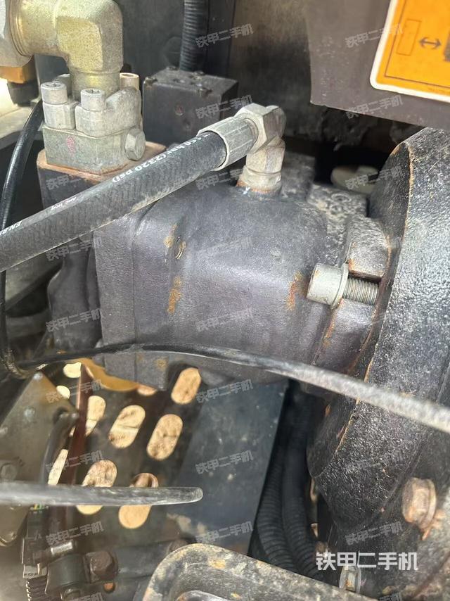 液壓泵艙室正面整體（整機外觀）