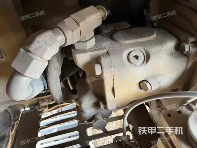 液压泵舱室正面整体(整机外观) 液压泵舱室正面整体(整机外观)