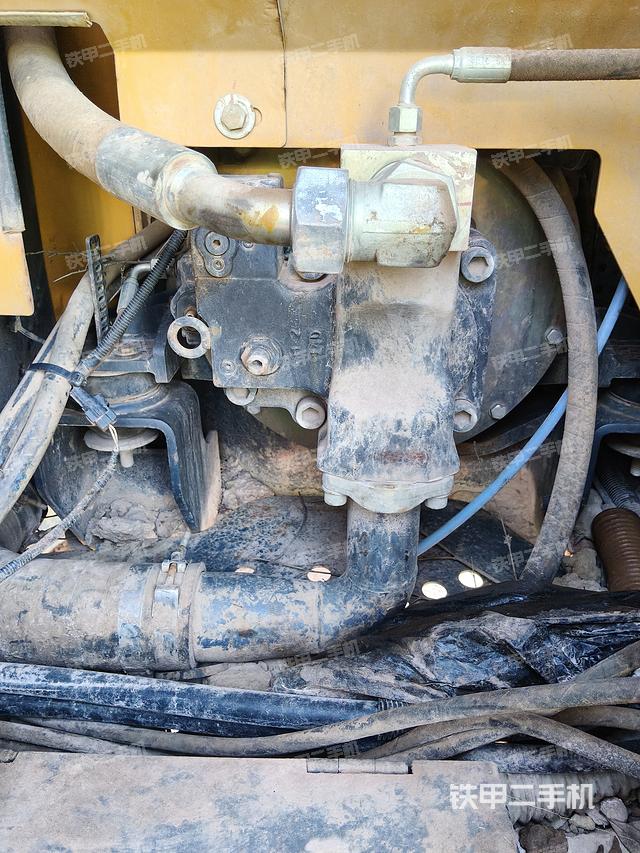 液壓泵艙室正面整體(整機(jī)外觀) 液壓泵艙室正面整體(整機(jī)外觀)