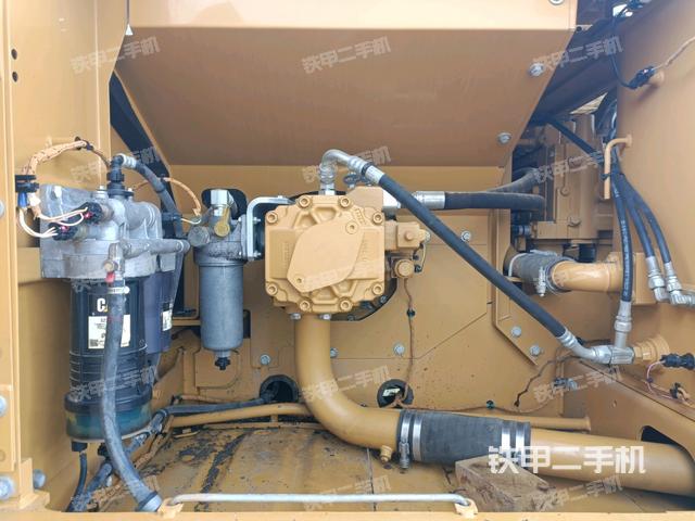 液压泵舱室正面整体（整机外观）