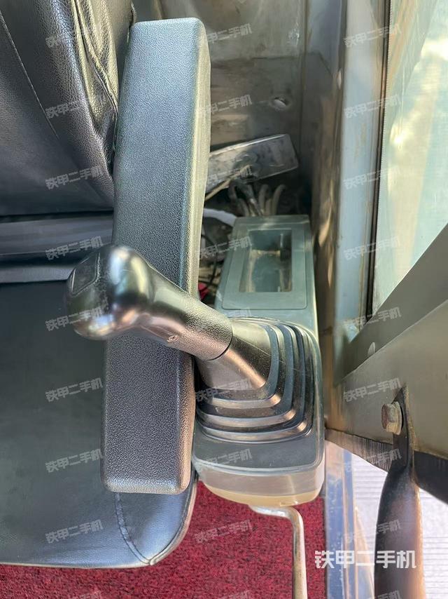 座椅左侧控制台/音响/含左手柄（驾驶室部分）