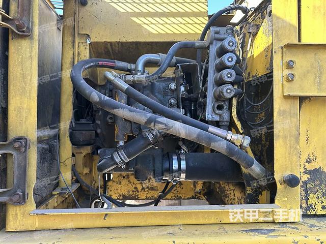 液压泵舱室正面整体（整机外观）