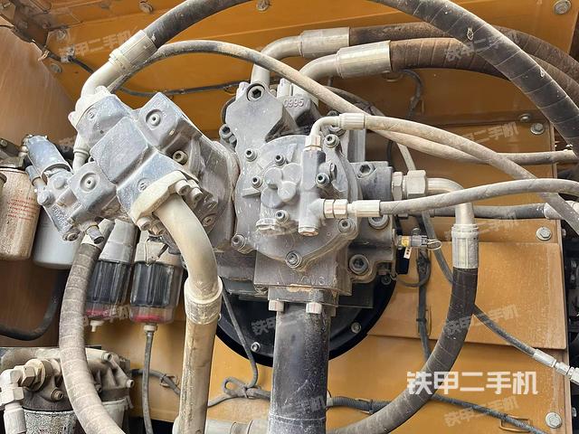 液壓泵艙室正面整體（整機外觀）