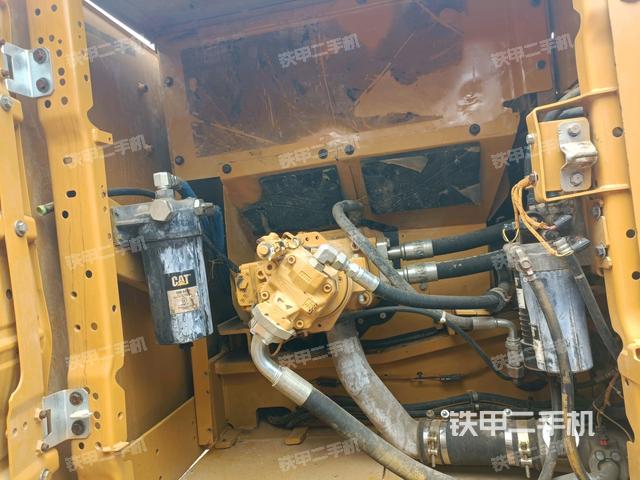 液压泵舱室正面整体（整机外观）