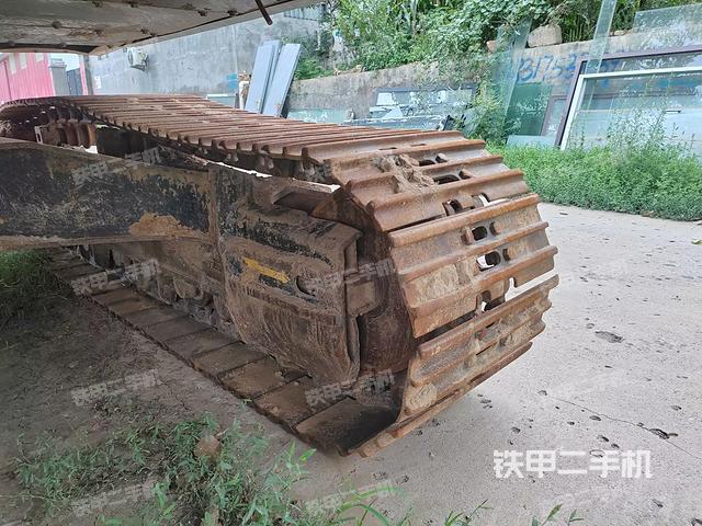 單側(cè)履帶整體(整機(jī)外觀) 單側(cè)履帶整體(整機(jī)外觀)