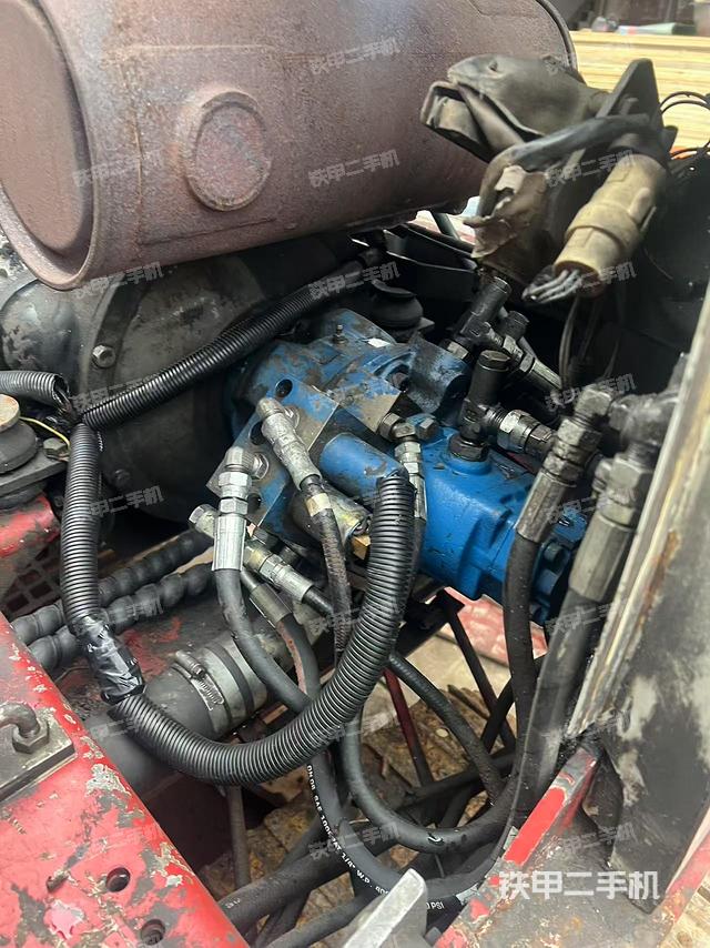 液壓泵艙室正面整體(整機(jī)外觀) 液壓泵艙室正面整體(整機(jī)外觀)