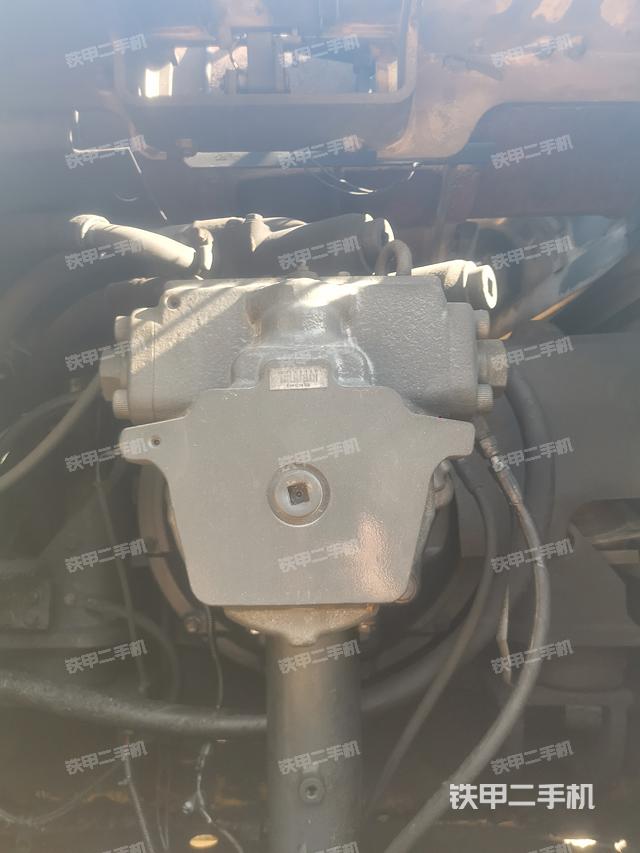 液壓泵艙室正面整體(整機外觀) 液壓泵艙室正面整體(整機外觀)