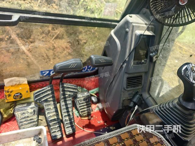 行走控制手柄和踏板 俯拍（驾驶室部分）