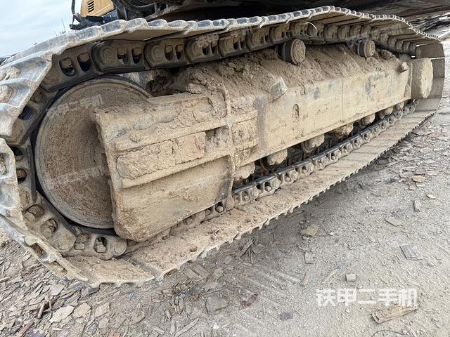 單側(cè)履帶整體(整機(jī)外觀) 單側(cè)履帶整體(整機(jī)外觀)