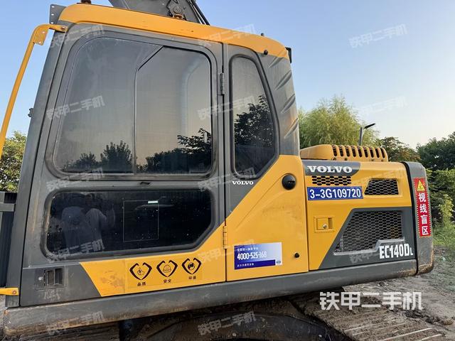 駕駛室頂部(整機(jī)外觀) 駕駛室頂部(整機(jī)外觀)