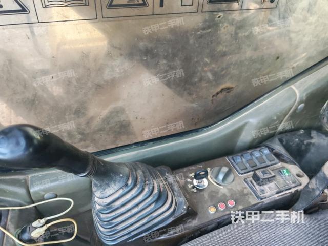 座椅右侧控制台/钥匙门/油门/含右手柄(驾驶室部分) 座椅右侧控制台/钥匙门/油门/含右手柄(驾驶室部分)