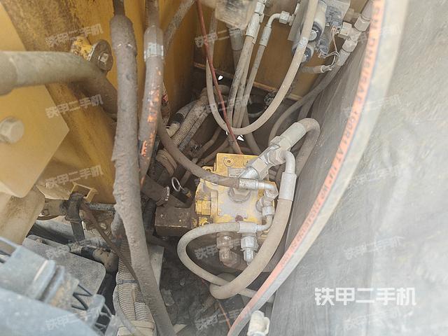 回轉(zhuǎn)馬達(dá)和主控閥(整機外觀) 回轉(zhuǎn)馬達(dá)和主控閥(整機外觀)