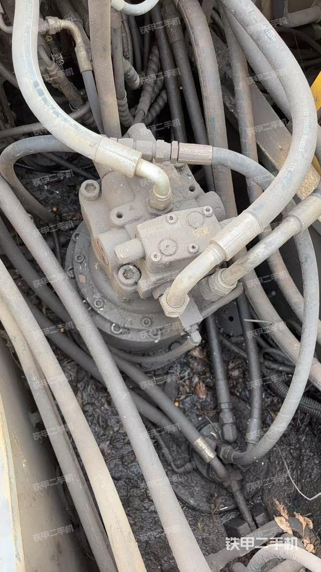 回轉(zhuǎn)馬達(dá)和主控閥（整機(jī)外觀）