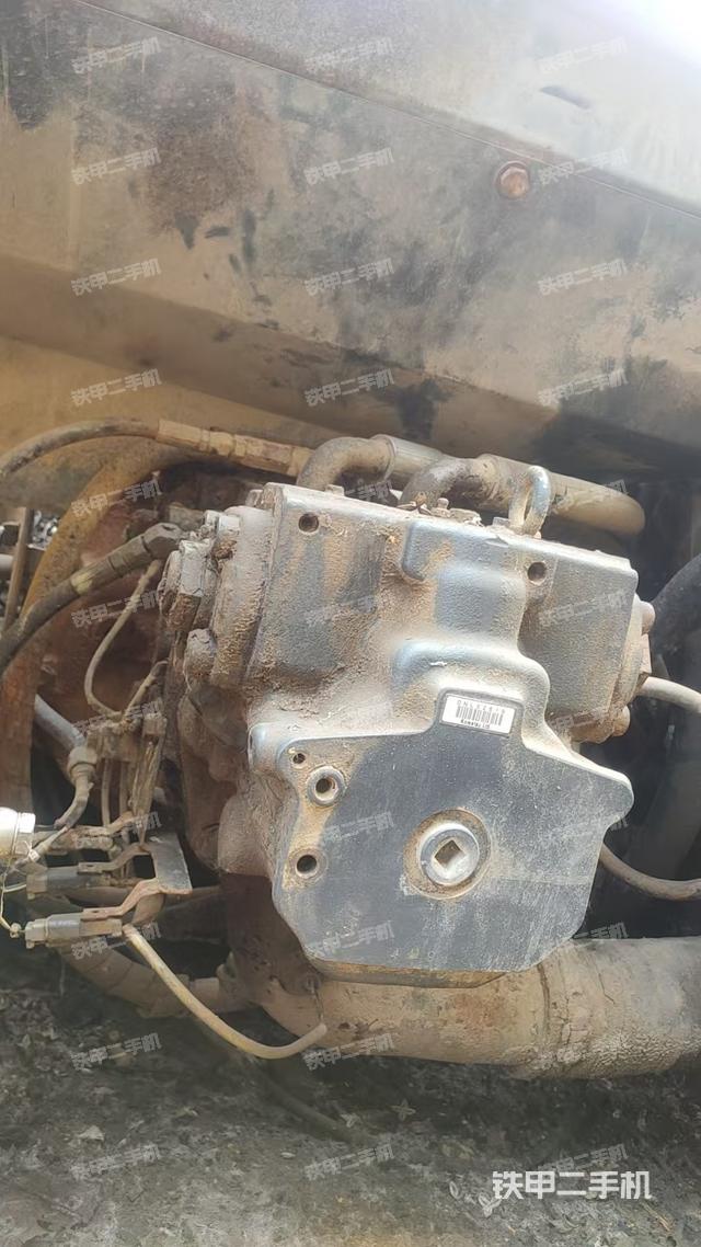 液压泵舱室正面整体(整机外观) 液压泵舱室正面整体(整机外观)