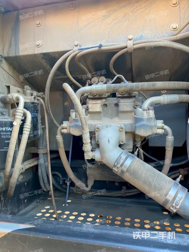 液压泵舱室正面整体（整机外观）