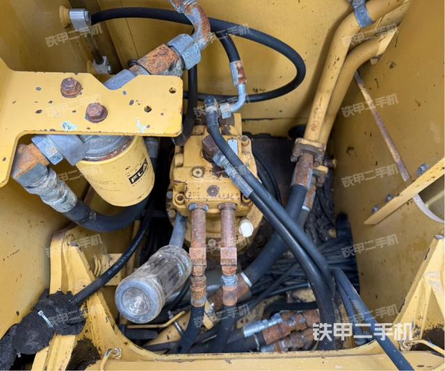 回转马达和主控阀(整机外观) 回转马达和主控阀(整机外观)