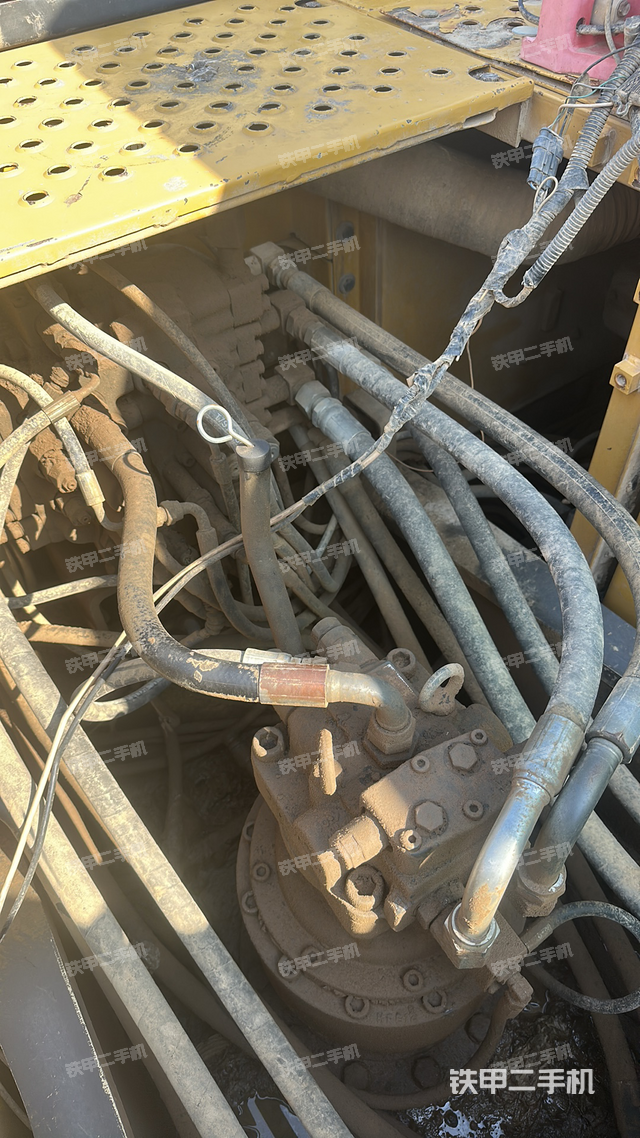 回轉(zhuǎn)馬達和主控閥(整機外觀) 回轉(zhuǎn)馬達和主控閥(整機外觀)