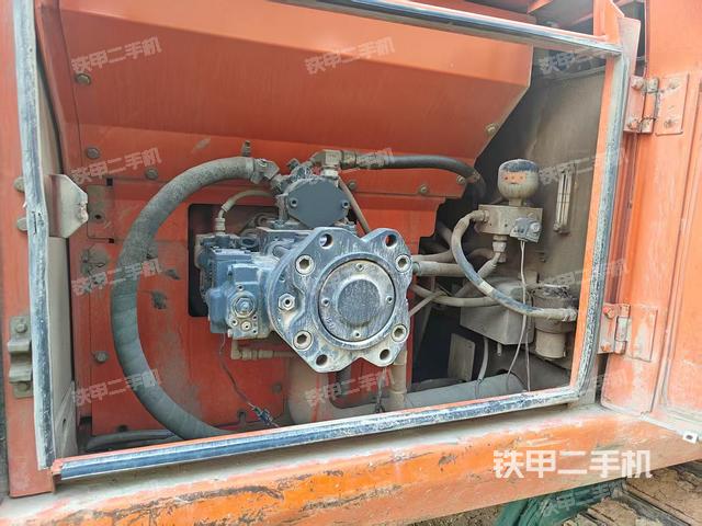 液壓泵艙室正面整體（整機外觀）