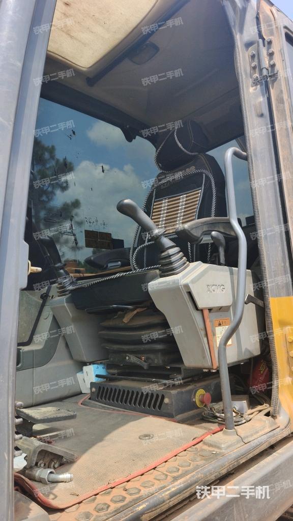 行走控制手柄和踏板?俯拍（駕駛室部分）