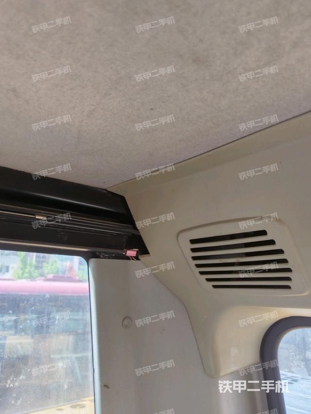 行走控制手柄和踏板?俯拍（駕駛室部分）