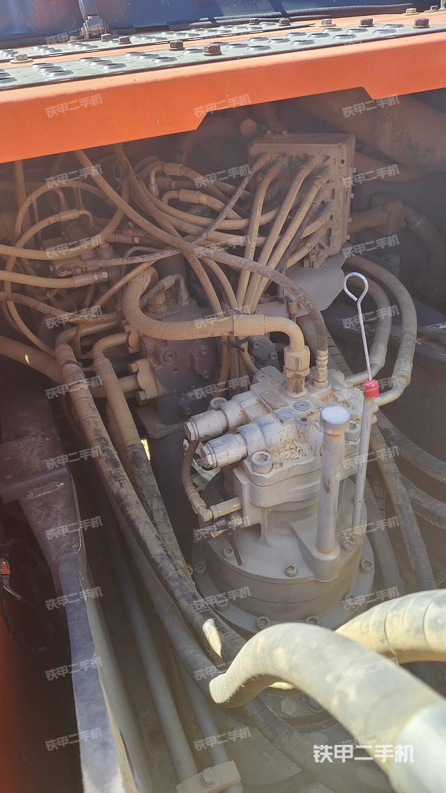 回轉(zhuǎn)馬達(dá)和主控閥(整機(jī)外觀) 回轉(zhuǎn)馬達(dá)和主控閥(整機(jī)外觀)