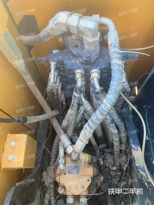 回轉馬達和主控閥(整機外觀) 回轉馬達和主控閥(整機外觀)