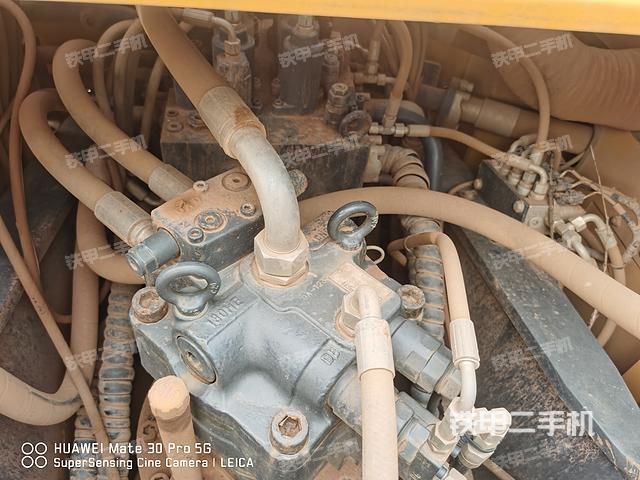 回轉(zhuǎn)馬達(dá)和主控閥(整機(jī)外觀) 回轉(zhuǎn)馬達(dá)和主控閥(整機(jī)外觀)