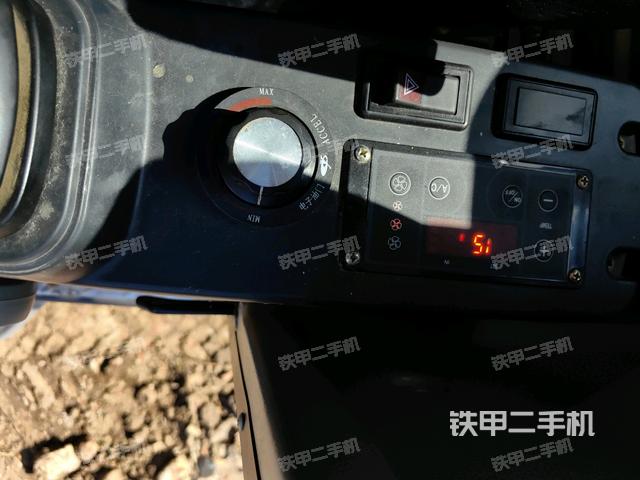 座椅左侧控制台/音响/含左手柄(驾驶室部分) 座椅左侧控制台/音响/含左手柄(驾驶室部分)