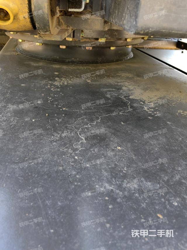 转盘和下车架正前(工作和回转装置) 转盘和下车架正前(工作和回转装置)